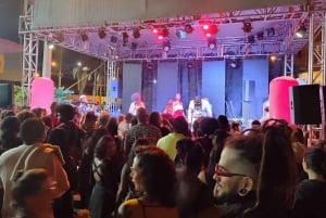 Medellín: tour noturno em Laureles com cultura local, bebida e entrada