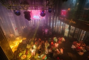 Medellín: tour noturno em Laureles com cultura local, bebida e entrada