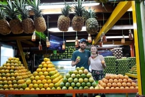 Medellin: wycieczka po lokalnym rynku z degustacjami egzotycznych owoców