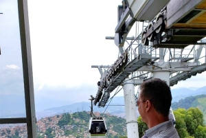 Medellín: Metro- und Metro-Seilbahn-Tour