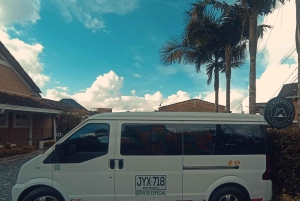 Medellín: Minivanuthyrning 8 PAX, med förarguide
