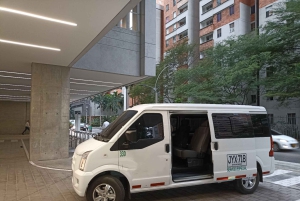 Medellín: Minivanuthyrning 8 PAX, med förarguide