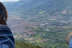 Medellín: Paragliding & City Tour Private Experience