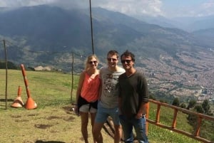 Medellín: Paragliding & City Tour Private Experience