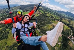 Medellín: Paragliding with experts