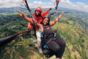 Medellín: Paragliding with experts