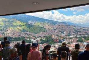 Medellín: Private City Tour with Metrocable and Comuna 13