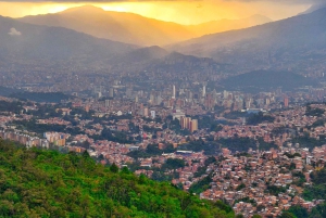 Medellín: Private City Tour with Metrocable and Comuna 13