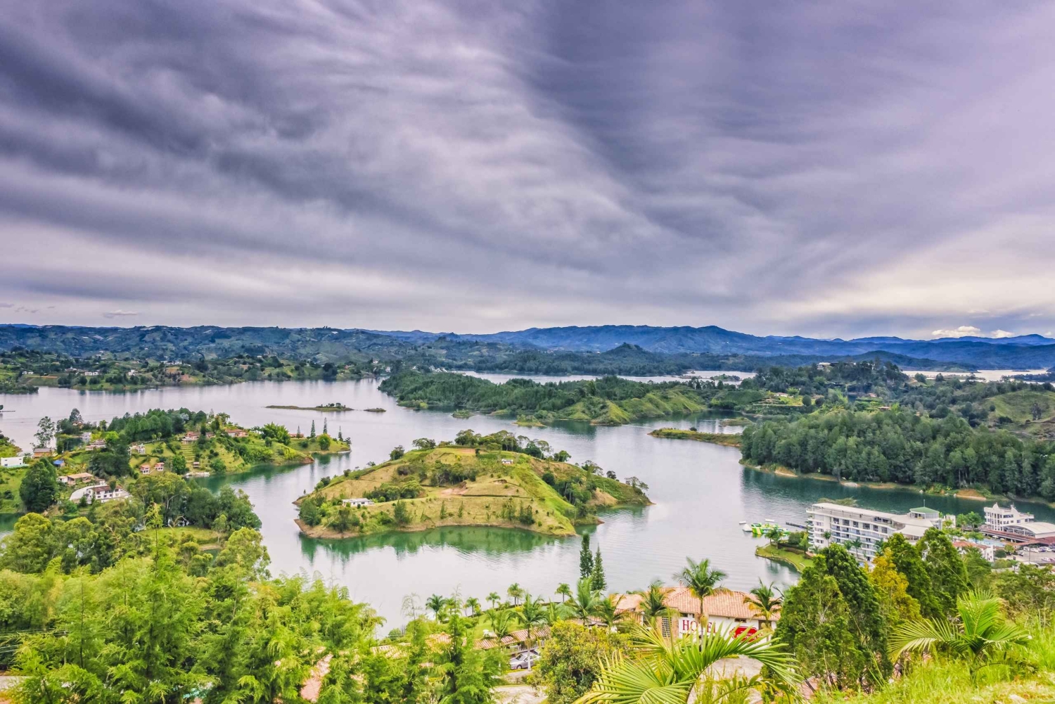 Medellín: Private Guatapé Tour mit Frühstück, Mittagessen und Kreuzfahrt