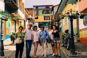 Medellín: Private Guatapé Tour mit Frühstück, Mittagessen und Kreuzfahrt