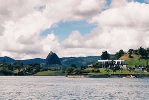 Medellín: Private Guatapé Tour mit Frühstück, Mittagessen und Kreuzfahrt