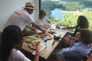 Medellín: Private Guatapé Tour mit Frühstück, Mittagessen und Kreuzfahrt