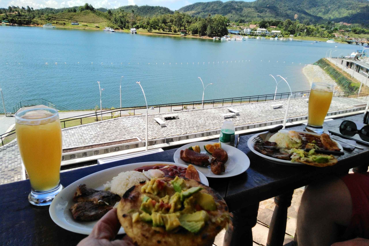 Medellín : Guatapé privé avec billets pour le Peñol et tour en bateau