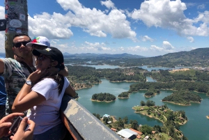 Medellín : Guatapé privé avec billets pour le Peñol et tour en bateau