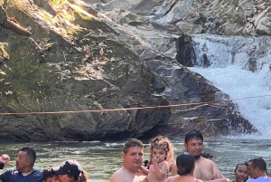 Медельин: однодневная поездка с тубингом по реке и барбекю с трансфером из отеля