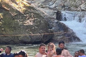 Медельин: однодневная поездка с тубингом по реке и барбекю с трансфером из отеля