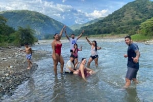 Медельин: однодневная поездка с тубингом по реке и барбекю с трансфером из отеля