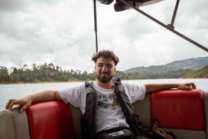 Medellín: Excursión al Peñón de Guatapé con Crucero y Degustaciones Locales