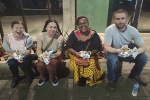 Medellín: Comida callejera y visita a la azotea del Poblado con un lugareño