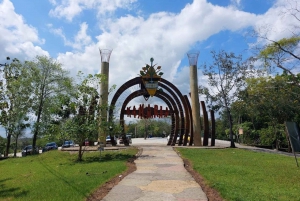 Medellin: Tour Hacienda Napoles+Passport Safari Premium VIP