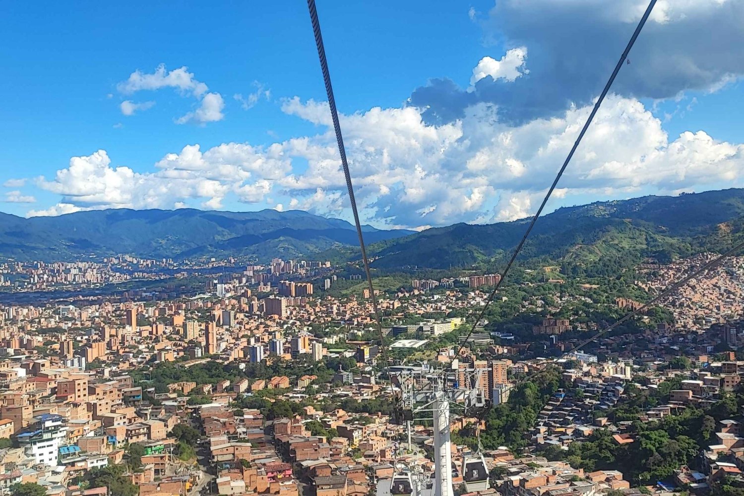 Medellín: Rundtur i Comuna 13, Botero Park och metrocable med lokalguide
