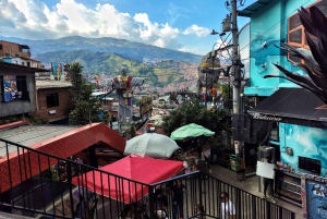 Medellín: Tour of Comuna 13, Botero Park and metrocable with a local guide.