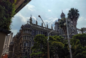 Medellín: Tour of Comuna 13, Botero Park and metrocable with a local guide.