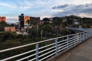 Medellín: Tour of Comuna 13, Botero Park and metrocable with a local guide.