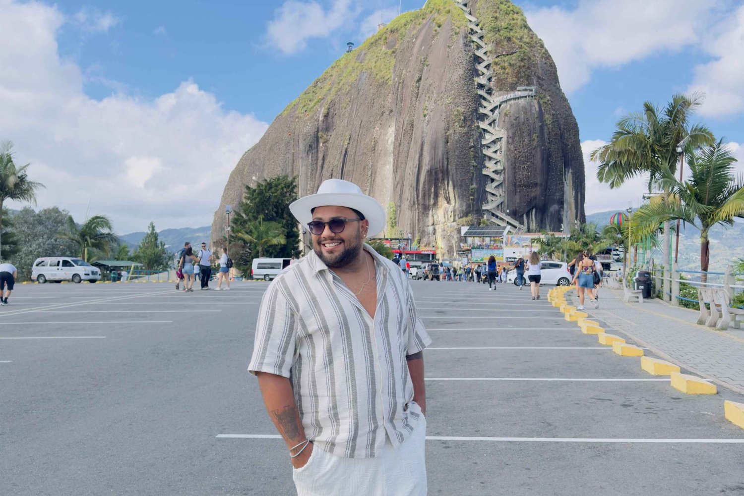 Medellin: Tour to Guatape, Peñol, and Boat Ride, with Lunch and Breakfast