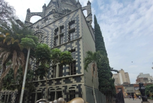 «Medellín al descubierto»: Comuna 13, Plaza Botero y teleférico.