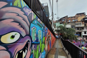 «Medellín al descubierto»: Comuna 13, Plaza Botero y teleférico.