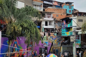 «Medellín al descubierto»: Comuna 13, Plaza Botero y teleférico.