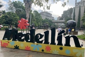 Medellín: urban stories, cable car, history and snack