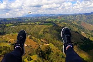 Medellín: viaje en parapente por el valle con pilotos certificados