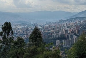 Wodospad Medellín i wędrówka po kawie: pradawny szlak przyrodniczy