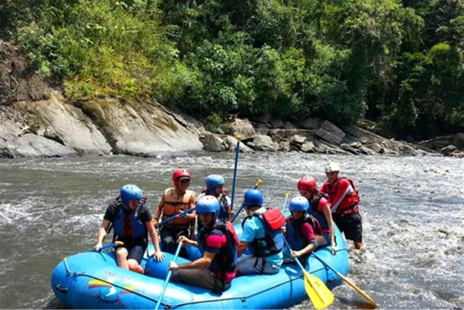 Rafting em águas bravas em Medellín