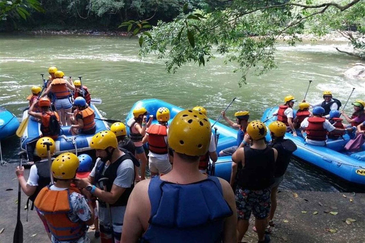 Rafting em águas bravas em Medellín