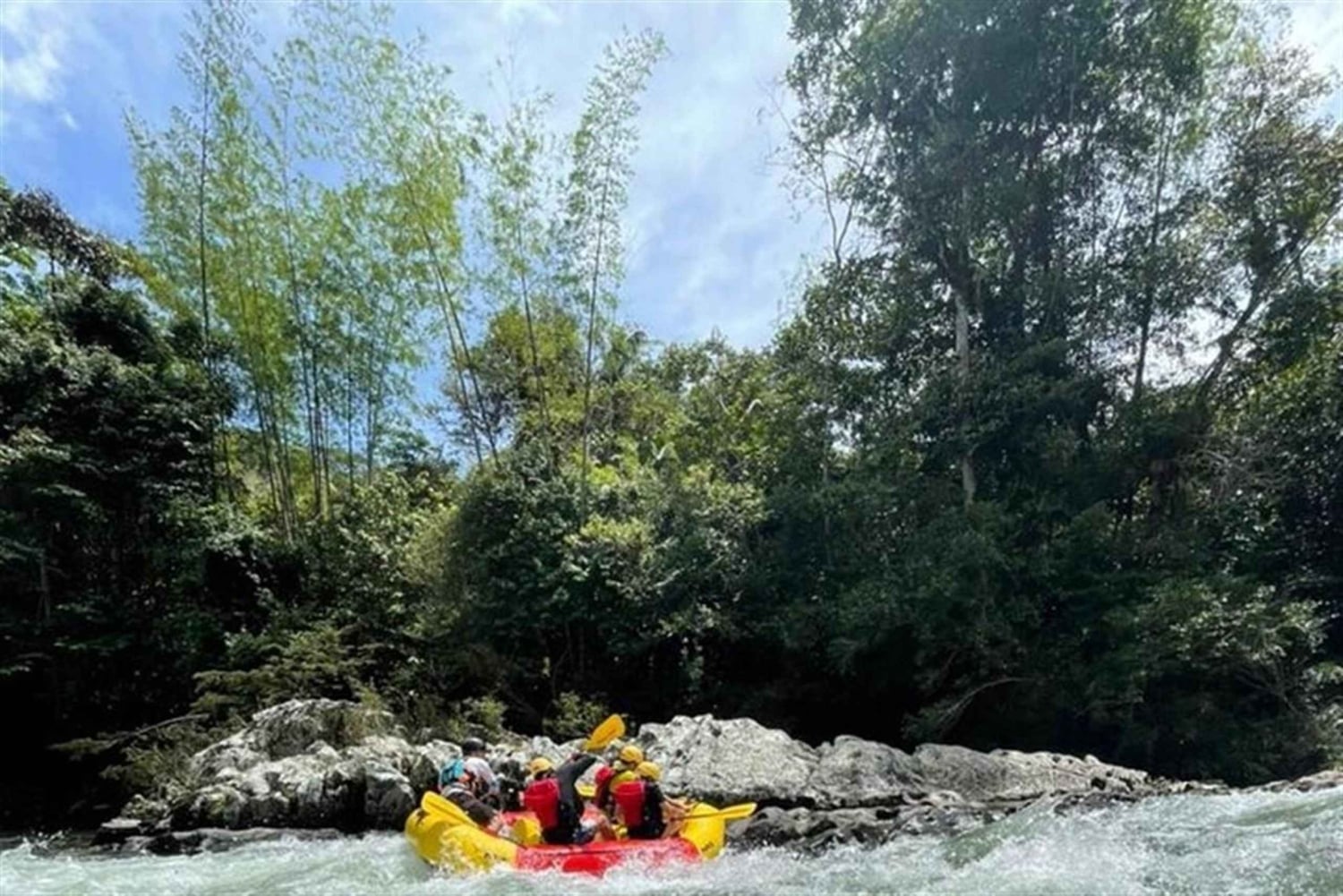Rafting em águas bravas em Medellín