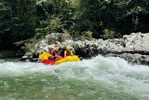 Rafting em águas bravas em Medellín