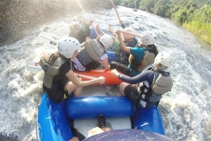 Rafting em águas bravas em Medellín