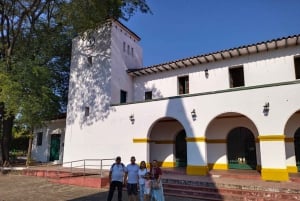 NEIVA: Historiallinen ja kulttuurinen kiertomatka, johon sisältyy melontaretki Magdalena-joella.