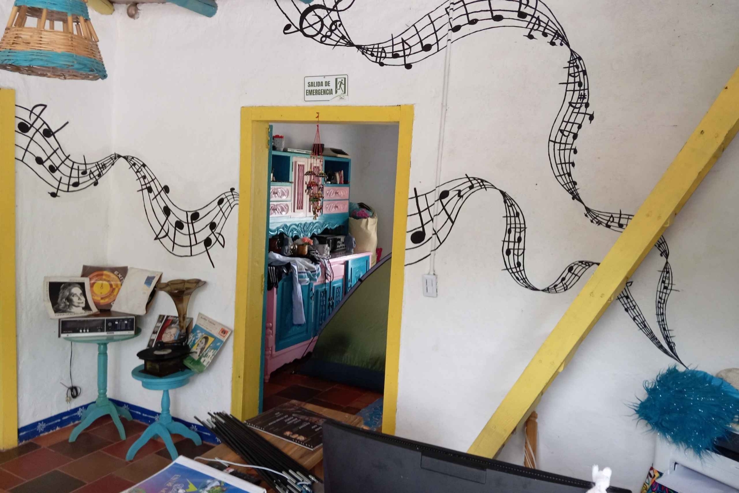 ネイバ：ガイド付きラペリングとハイキングアドベンチャー