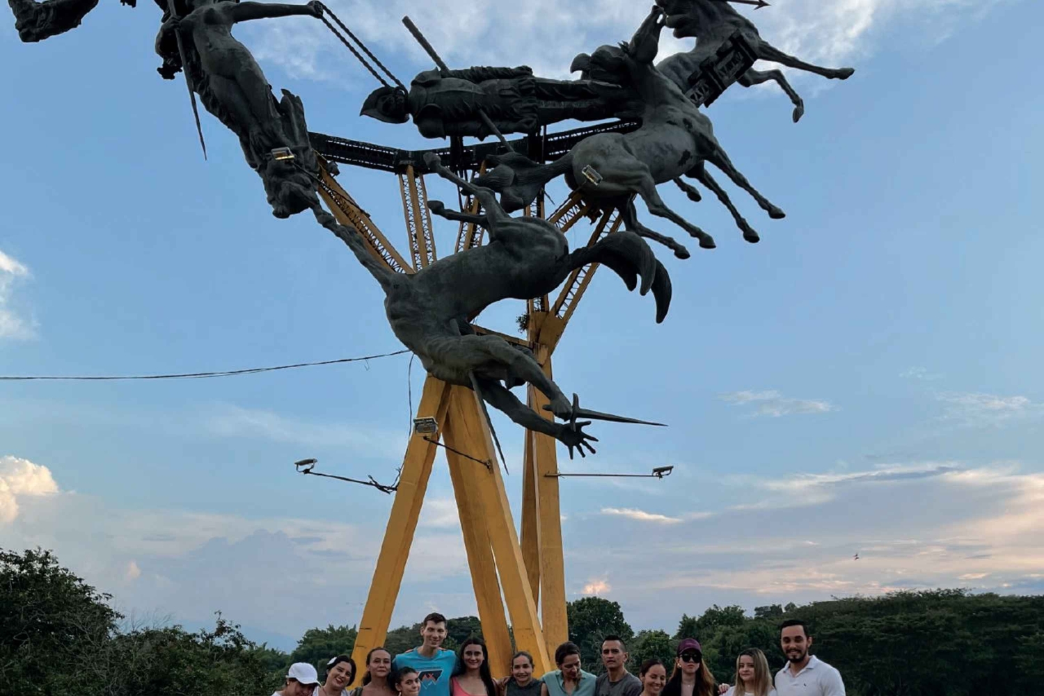 ネイバ：ガイド付きラペリングとハイキングアドベンチャー