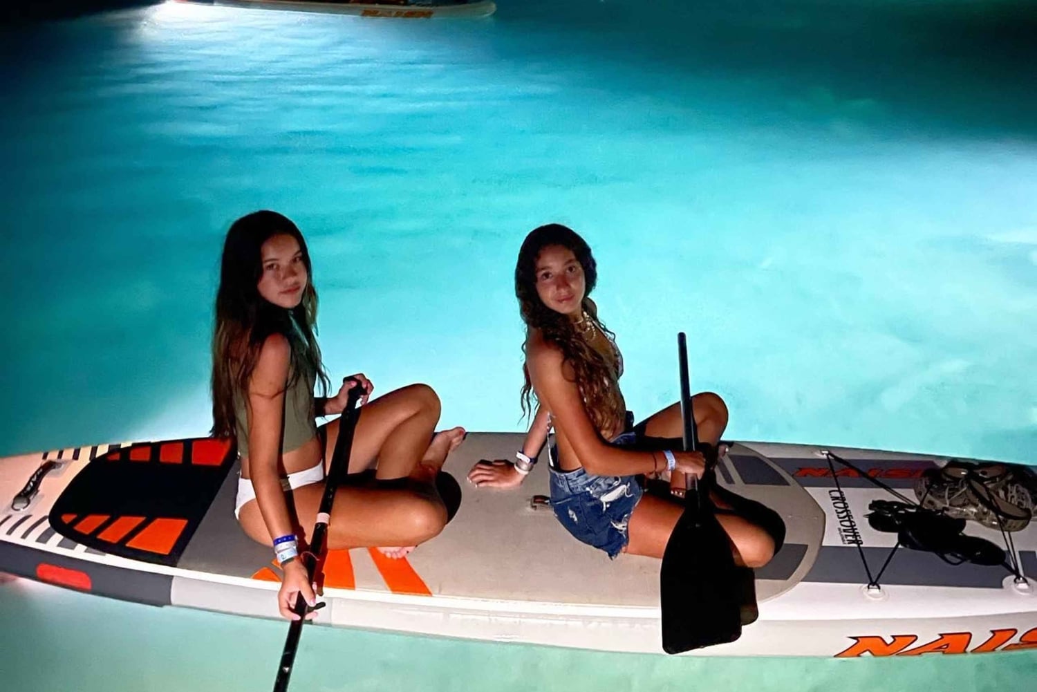 Excursion nocturne de surf à la rame avec lumière LED dans la mer de San Andrés