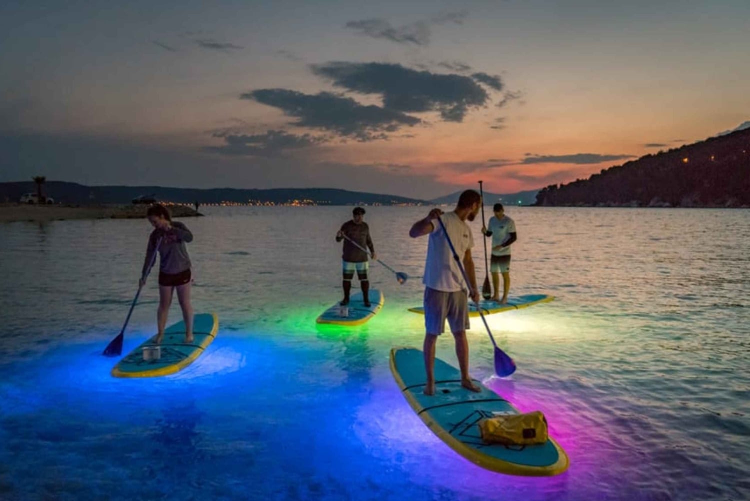 Excursion nocturne de surf à la rame avec lumière LED dans la mer de San Andrés