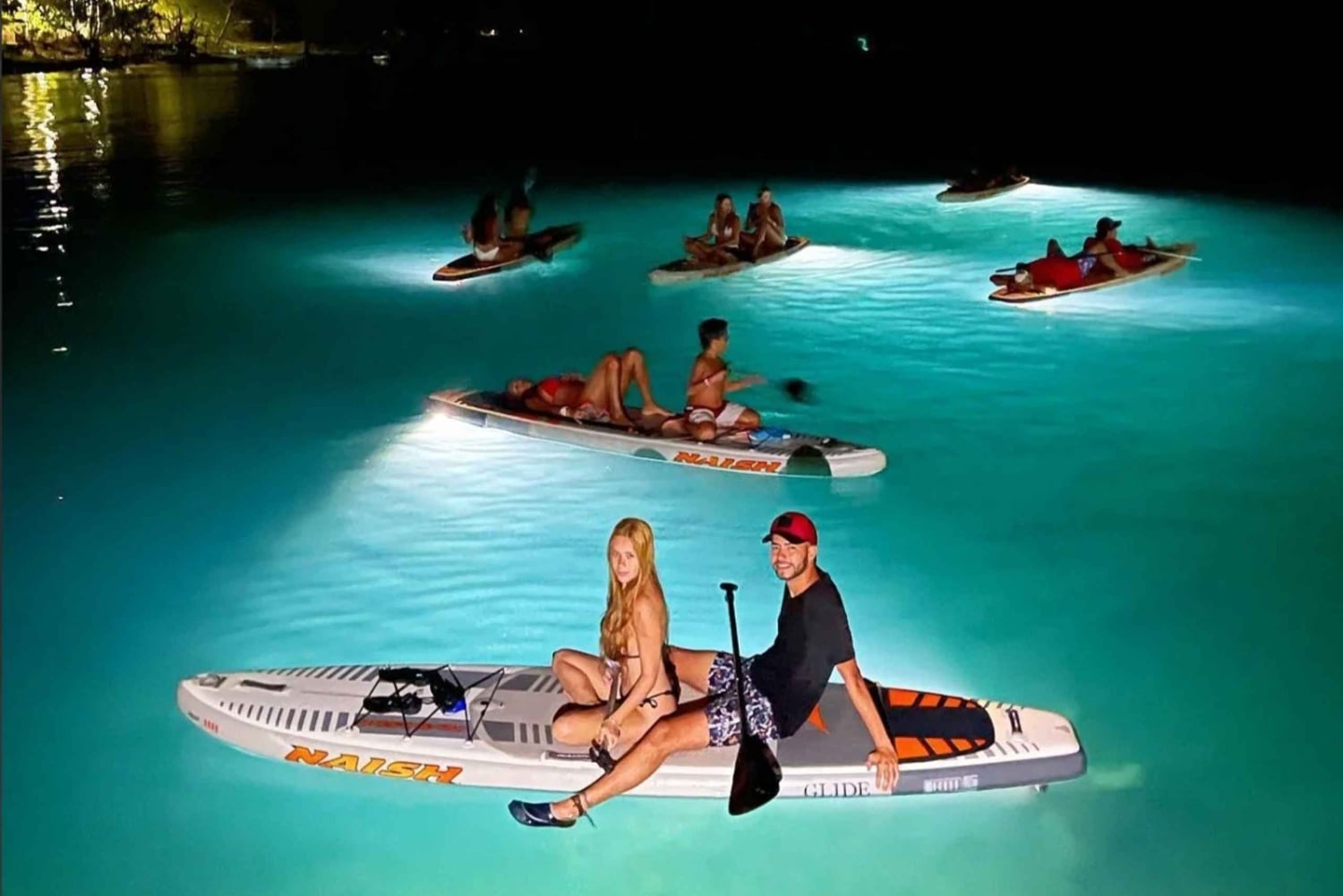 Excursion nocturne de surf à la rame avec lumière LED dans la mer de San Andrés