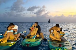 Excursion nocturne de surf à la rame avec lumière LED dans la mer de San Andrés