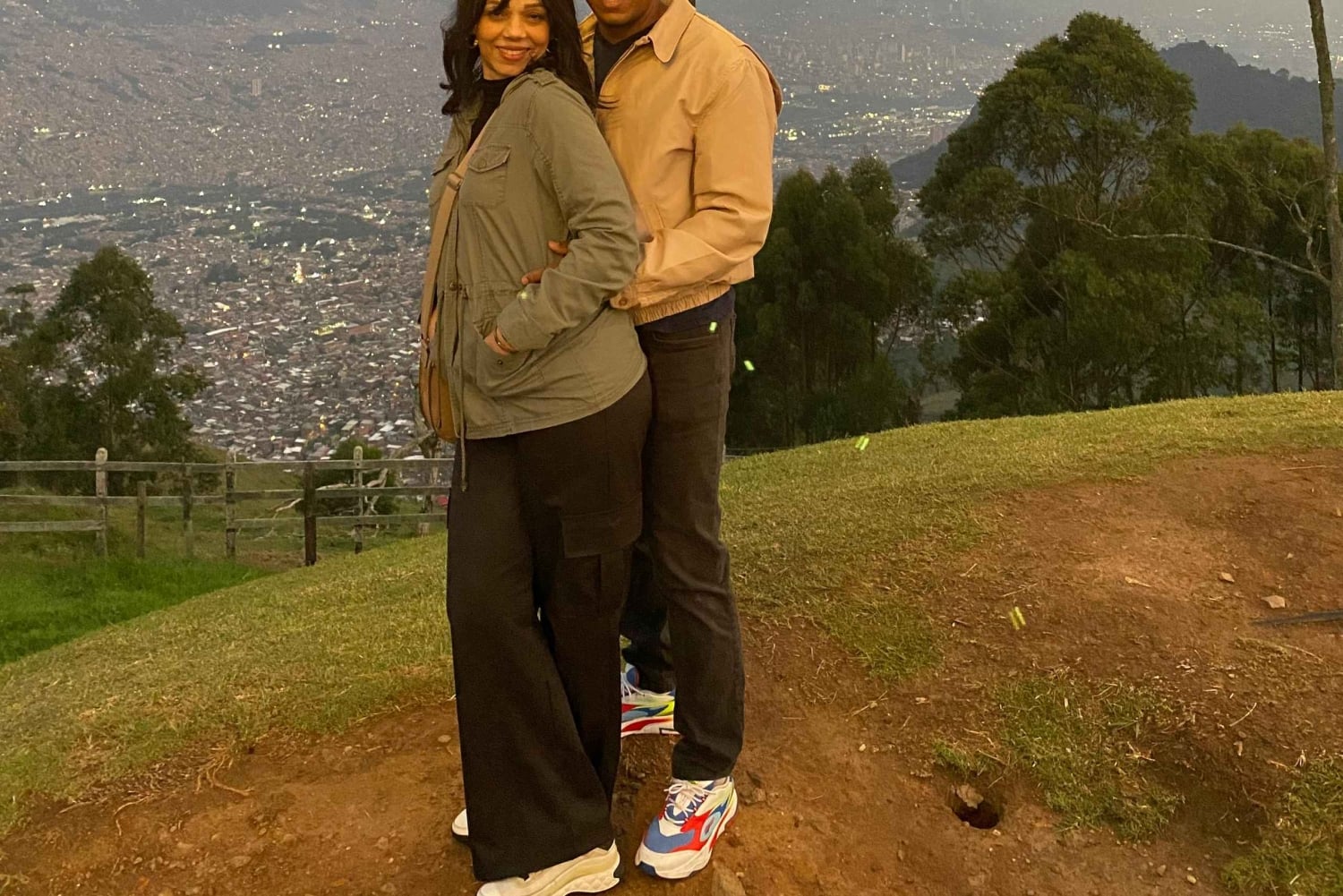 Nocna wycieczka do 2 punktów widokowych w Medellín z ogniskiem, muzyką i lokalnymi smakami.