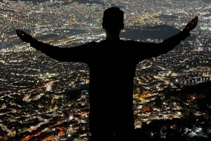 Nocna wycieczka do 2 punktów widokowych w Medellín z ogniskiem, muzyką i lokalnymi smakami.