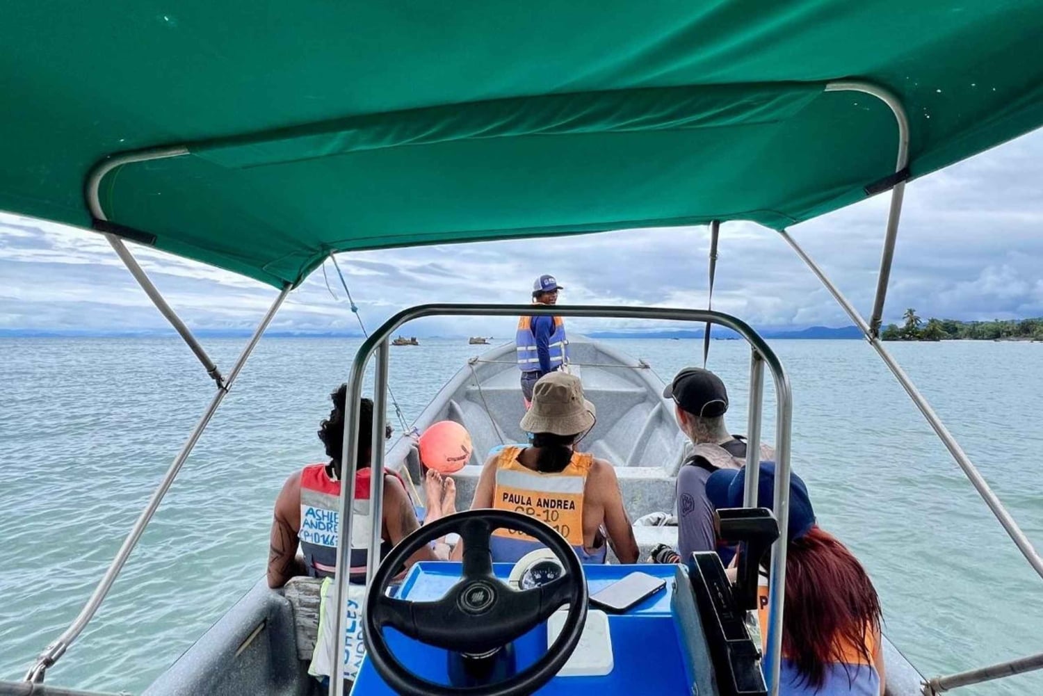 Nuquí: tour en barco por el golfo de Tribuga con cascadas y manantiales